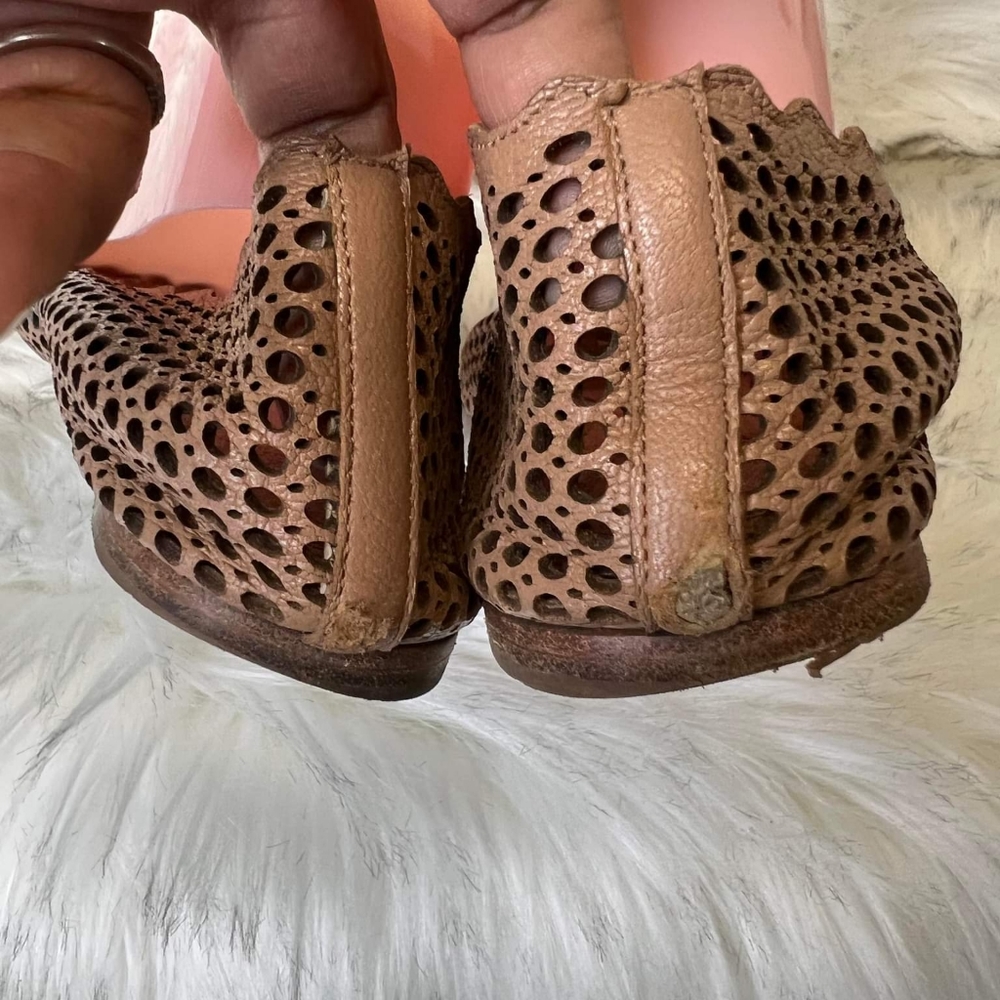 Chloe cutout scalloped flats sz 40.5 - Picture 6 of 9